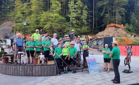 Kosnja 2025 glavna fotka z razstavljenimi figurami